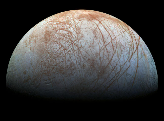 Portrait d’Europe, une des lunes de Jupiter, assemblé à partir d’images obtenues, en 1995 et en 1998, par la sonde Galileo (NASA). Le rendu des couleurs est très proche de ce que nous verrions à l’œil nu. Les teintes brunâtres qui rehaussent les fractures de la croûte de glace proviennent de matériaux divers qui se sont déposés sur la glace à la suite de remontées de glace plus chaude, d’eau liquide ou de vapeur.