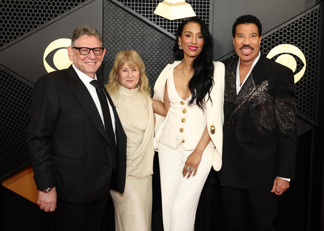 De gauche à droite : Lucian Grainge, patron d’Universal Music Group, Caroline Grainge, Lisa Parigi et Lionel Richie, lors de la 66ᵉ cérémonie des Grammy Awards, à la Crypto.com Arena, à Los Angeles, le 4 février 2024.