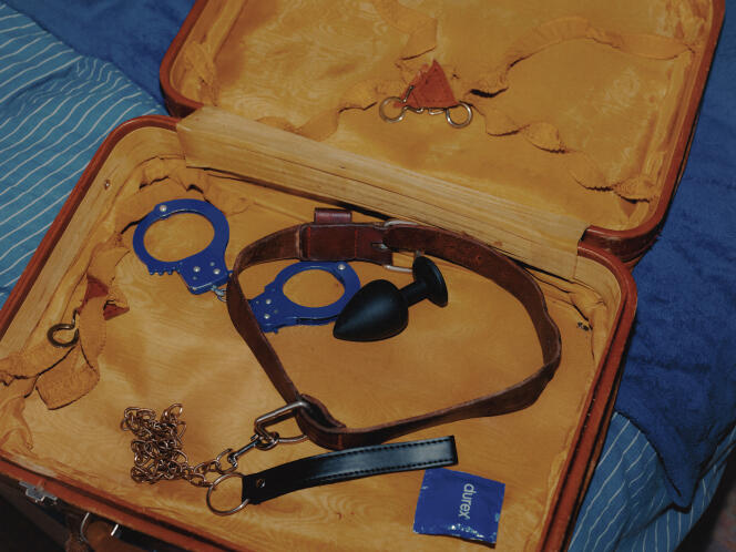 La valigia con cui Sacha si reca ai suoi appuntamenti, contenente accessori BDSM, sex toy e preservativi. A Parigi, il 24 aprile 2024.