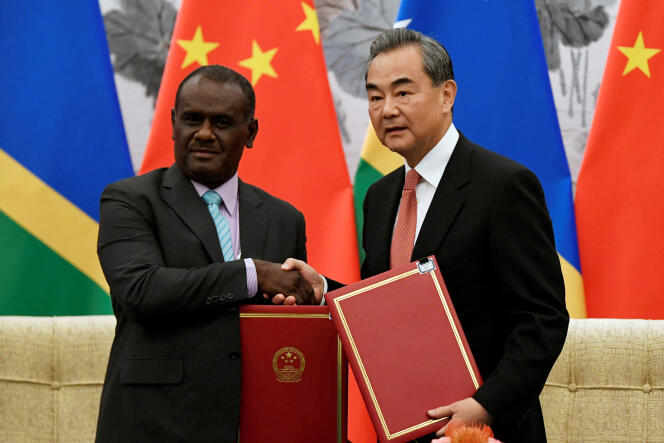 Jeremiah Manele (à gauche), alors ministre des affaires étrangères des îles Salomon, et son homologue chinois, Wang Yi, lors d’une cérémonie marquant l’établissement de liens diplomatiques entre les deux pays, à Pékin, le 21 septembre 2019.