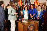 En Arizona, une loi de 1864 interdisant l’avortement écartée de justesse