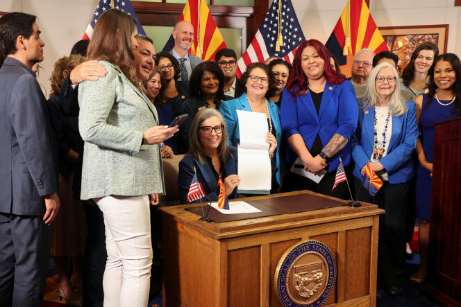 La gouverneure démocrate d’Arizona, Katie Hobbs, après avoir signé l’abrogation de la loi de 1864 sur l’avortement, à Phoenix (Arizona), le 1ᵉʳ mai 2024. 