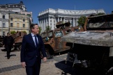 Le chef de la diplomatie britannique, David Cameron, devant des blindés russes détruits, place Saint-Michel, à Kiev, le 2 mai 2024.