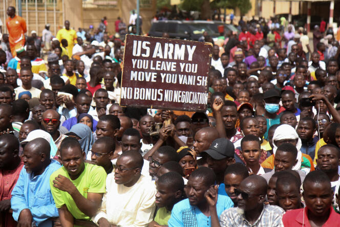 Des Nigériens manifestent pour protester contre la présence militaire américaine, à Niamey, au Niger, le 13 avril 2024.