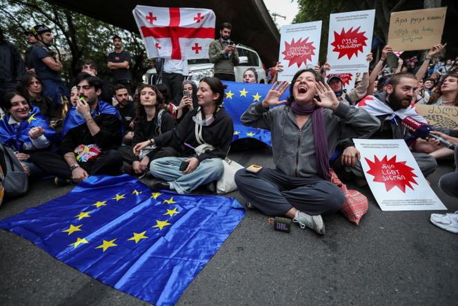 Demonstranci biorą udział w marszu przeciwko proponowanej ustawie o wpływach zagranicznych w Tbilisi, Gruzja, 2 maja 2024 r.