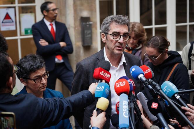 Jean Bassères, aux côtés d'Arancha Gonzalez, lors d'une conférence de presse à Sciences Po, à Paris, le 2 mai 2024.