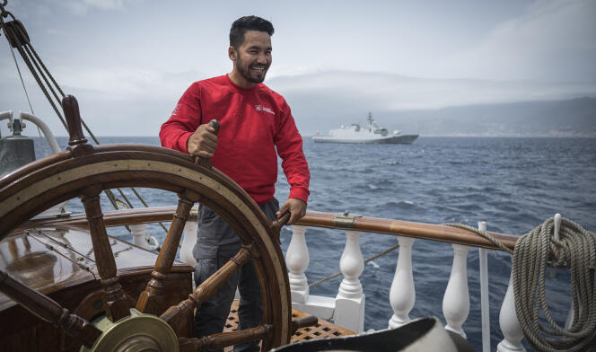 Zabih Yaqubee à la barre du « Belem », dans le détroit de Messine, en mer méditerranée, accompagné d’une frégate de la marine italienne, le 1ᵉʳ mai 2024. 
