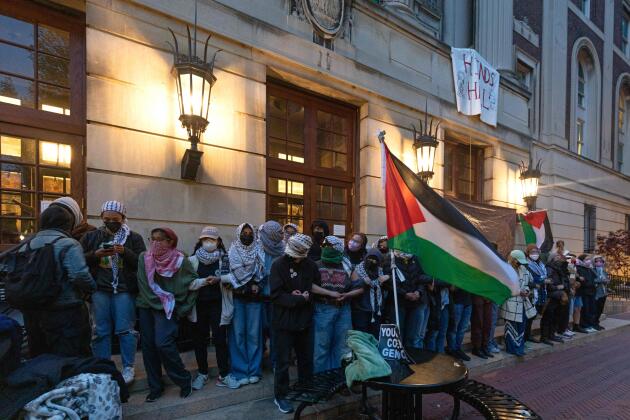 Des manifestants étudiants pro-palestiniens verrouillent l’entrée du Hamilton Hall sur le campus de l’université Columbia, le 30 avril 2024, à New York. 