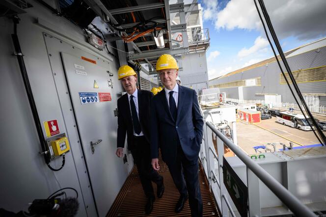 Le ministre de l’économie et des finances, Bruno Lemaire, et le ministre délégué à l’industrie et à l’énergie, Roland Lescure, en visite sur le site de Chantiers de l’Atlantique, à Saint-Nazaire (Loire-Atlantique), le 2 mai 2024. 
