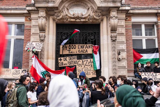Des étudiants bloquent l’entrée de l’Ecole supérieure de journalisme lors d’une manifestation de solidarité pro-palestinienne, à Lille, le 2 mai 2024.