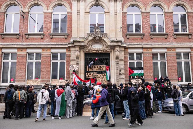 Des étudiants bloquent l'entrée de l'École supérieure de journalisme (ESJ) de Lille, le 2 mai 2024, lors d'une manifestation de solidarité pro-palestinienne.