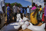 Lors d’une distribution de nourriture, à Bangale, dans le comté de Tana River (Kenya), le 26 novembre 2023.