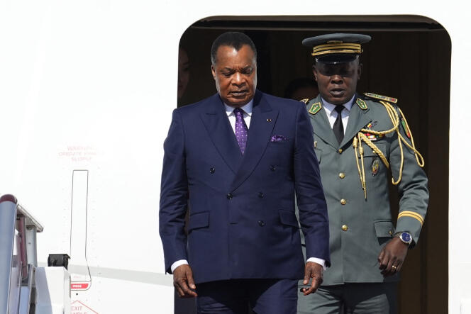 Le président du Congo, Denis Sassou-Nguesso (au centre), arrive à l’aéroport de Pékin pour assister au troisième forum « Belt and Road », le 16 octobre 2023.
