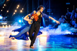 Natasha St-Pier et le danseur Anthony Colette, lors de la finale de « Danse avec les stars », le 26 avril 2024.