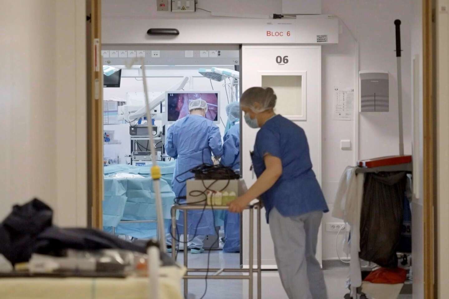Regarder la vidéo « Des blouses pas si blanches », sur M6 : l’hôpital face aux violences sexistes et sexuelles