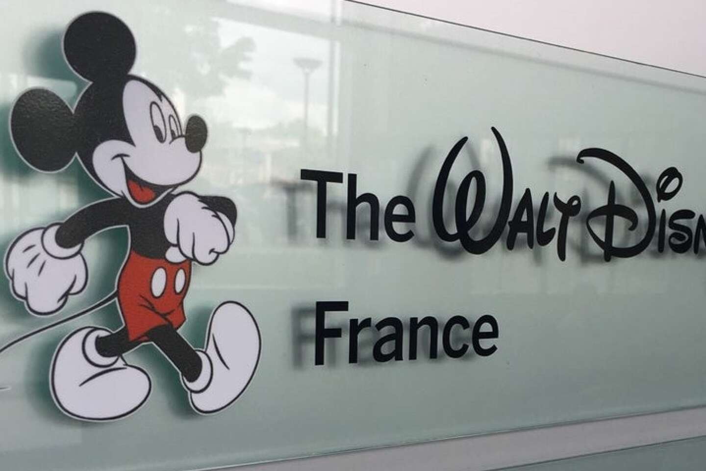 Regarder la vidéo Disney France dans la tourmente : climat social tendu, soupçons d’évasion fiscale…