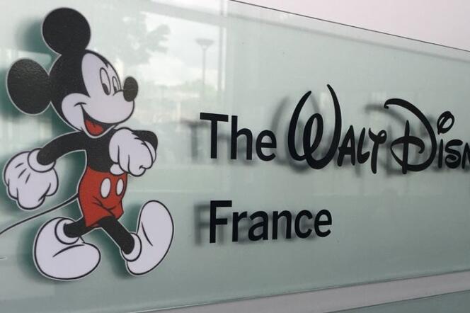 Devant les locaux de Walt Disney Company France, dans le 13ᵉ arrondissement de Paris, en 2016.