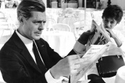 Marcello Mastroianni en costume Brioni, au côté d’Anouk Aimée, dans « 8 ½ » (1963), de Federico Fellini.