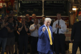 Donald Trump en campagne dans une caserne de pompiers new-yorkaise, le 2 mai 2024.