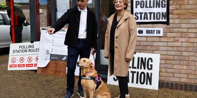 Le maire de Londres, Sadiq Khan, et sa femme, Saadiya Khan, devant un bureau de vote, lors des élections locales à Londres, le 2 mai 2024. 