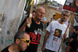Manifestation demandant la libération des otages aux mains du Hamas, devant le ministère de la défense, à Tel-Aviv, le 2 mai 2024.