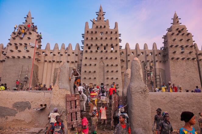 La Grande Mosquée de la ville de Djenné, au centre du Mali, dont les murs en terre crue sont régulièrement rénovés.
