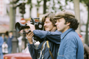 Le réalisateur et écrivain Robert Bober (à droite) lors d’un tournage à Paris, en 1975.