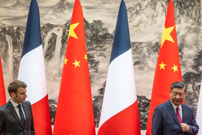 Emmanuel Macron et le président chinois Xi Jinping lors d'une conférence de presse au Grand Palais du Peuple, à Pékin, le 6 avril 2023. 