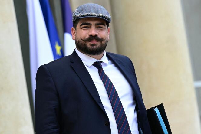Le ministre délégué au logement, Guillaume Kasbarian, quitte le palais présidentiel de l’Elysée après la réunion hebdomadaire du cabinet, le 3 mai 2024.