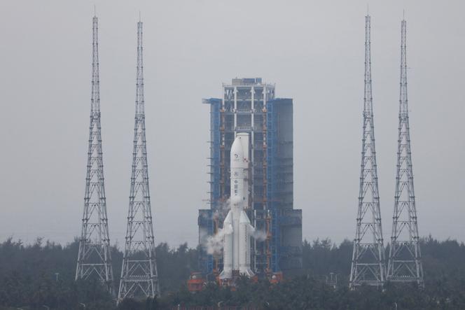 Il lander lunare Chang'e-6 e il suo razzo vettore sulla rampa di lancio del sito di lancio spaziale di Wenchang, nella provincia di Hainan, in Cina, il 3 maggio 2024.