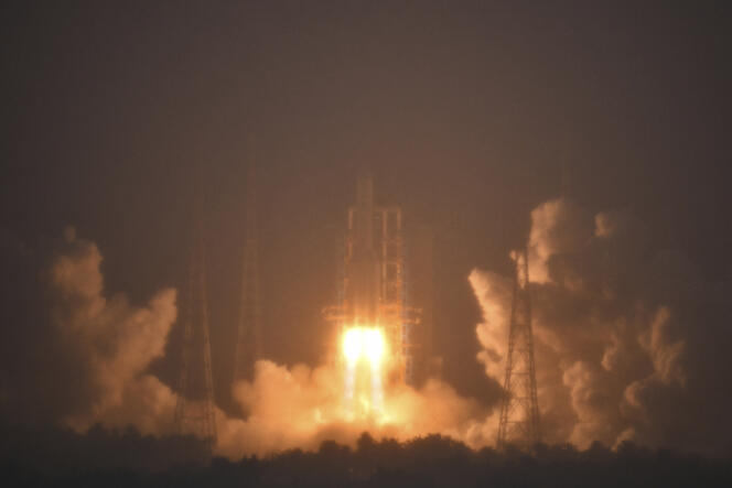 Une fusée transportant la sonde Chang’e-6 a décollé du centre de lancement spatial à Wenchang, sur l’île de Hainan, dans l’extrême sud de la Chine, vendredi 3 mai 2024.