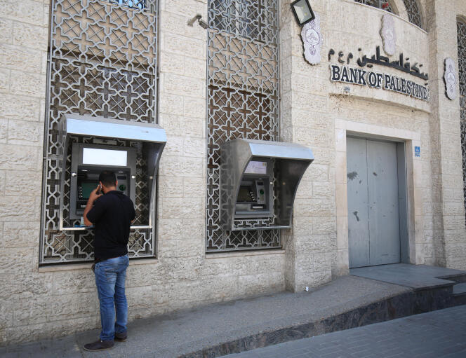 Un homme retire de l’argent liquide d’un distributeur automatique de la Banque de Palestine à Khan Younès, dans le sud de la bande de Gaza, en 2018.