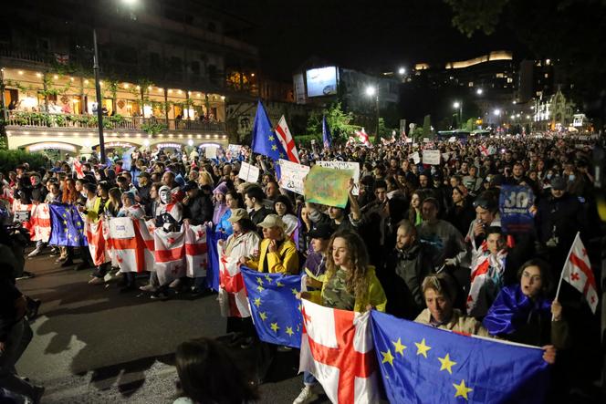 Des manifestants portant des drapeaux nationaux géorgiens et européens défilent contre la « loi russe » dans le centre de Tbilissi, en Géorgie, le 3 mai 2024.