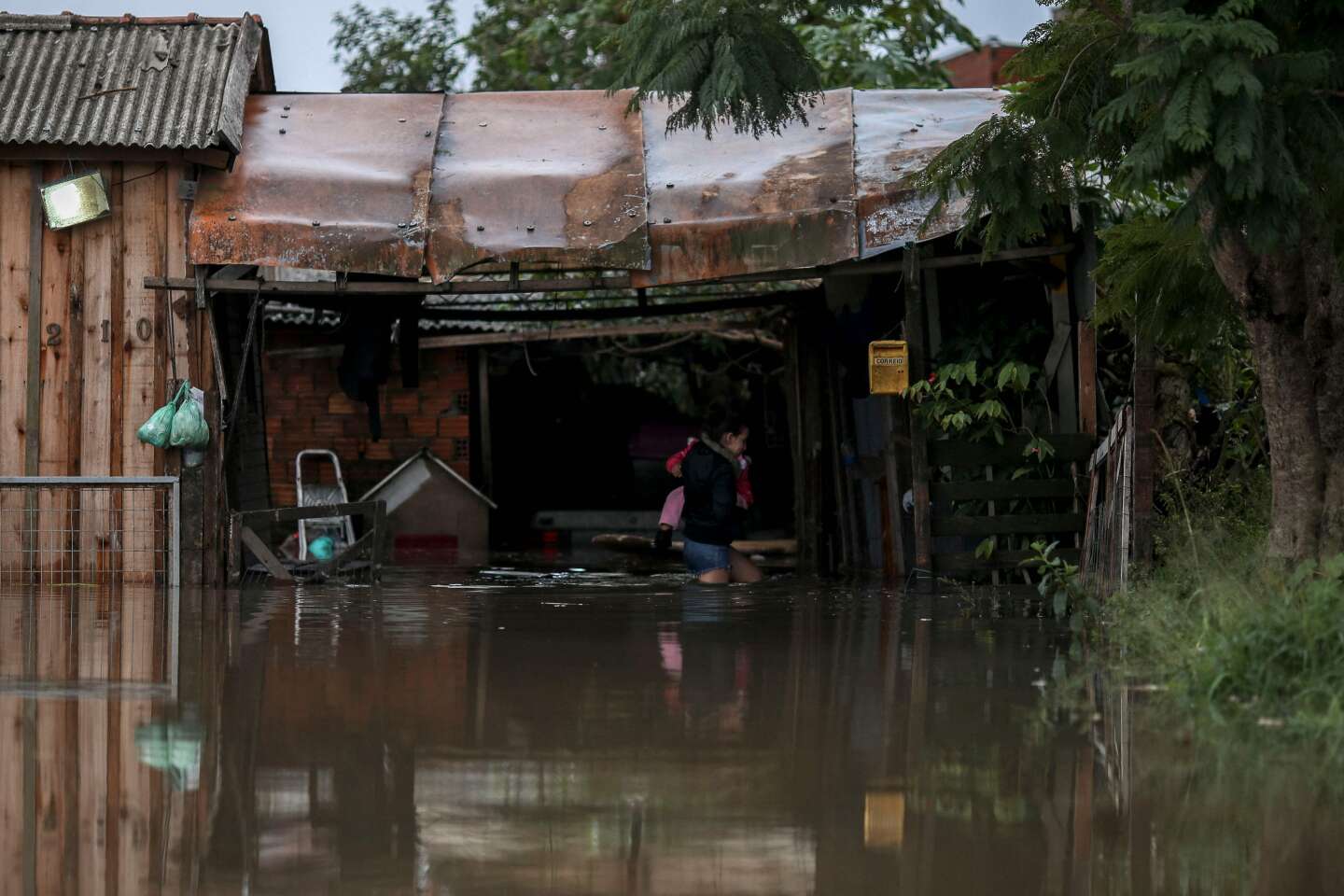 No Brasil, enchentes deixam 37 mortos e 74 desaparecidos