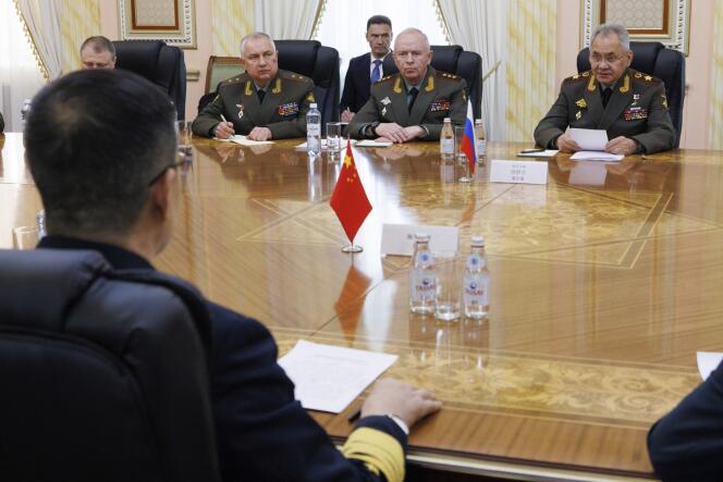 2024 年 4 月 26 日，俄罗斯国防部长谢尔盖·绍伊古和中国国防部长董军在哈萨克斯坦阿斯塔纳举行的上海合作组织会议期间进行谈判。 照片由俄罗斯通讯社提供。