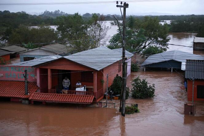 Des habitants d’Eldorado do Sul, dans l’Etat du Rio Grande do Sul (Brésil) attendent les secours, le 3 mai 2024.