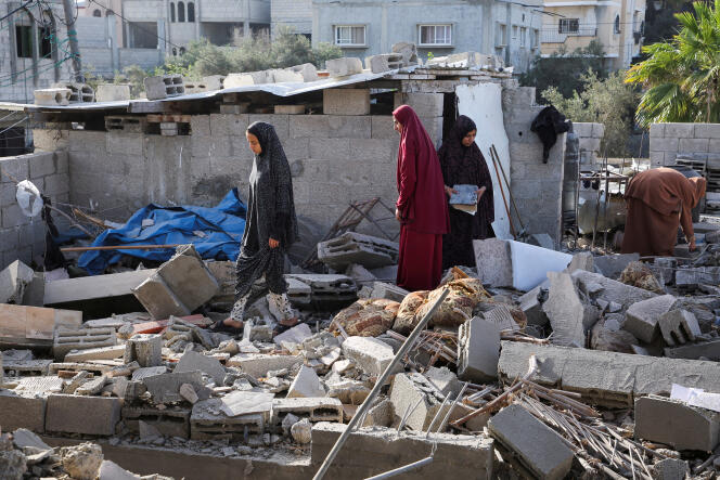 Des femmes inspectent une maison après les bombardements israéliens à Rafah, dans la bande de Gaza, le 3 mai 2024.