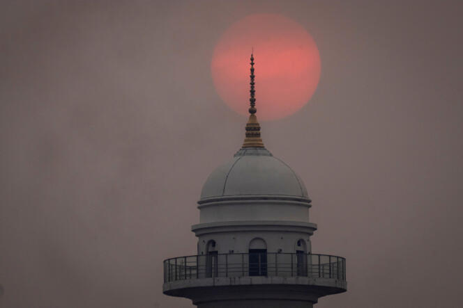 Le soleil masqué par le nuage de fumée issu des incendies à Katmandou, Népal, le 3 mai 2024.