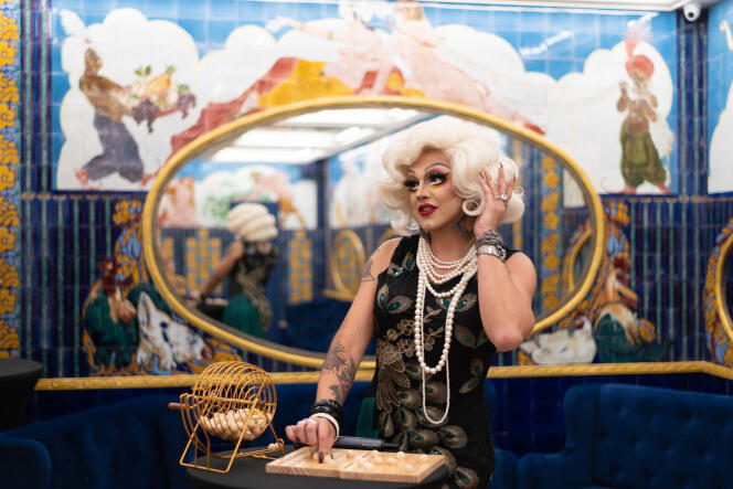 La drag-queen Minima Gesté au cabaret des Belles Poules, à Paris, le 29 octobre 2021.