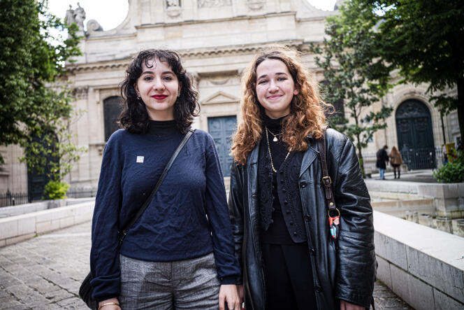 Daphné (à gauche), anciennement au Cours Florent, et Laurène, étudiante à Tel-Aviv, posent à Paris, le 3 mai 2024.