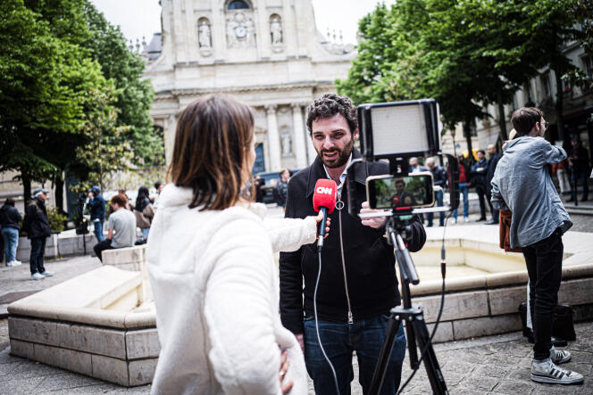 Samuel Lejoyeux, président de l’Union des étudiants juifs de France, répond à une journaliste de télévision, à Paris, le 3 mai 2024.