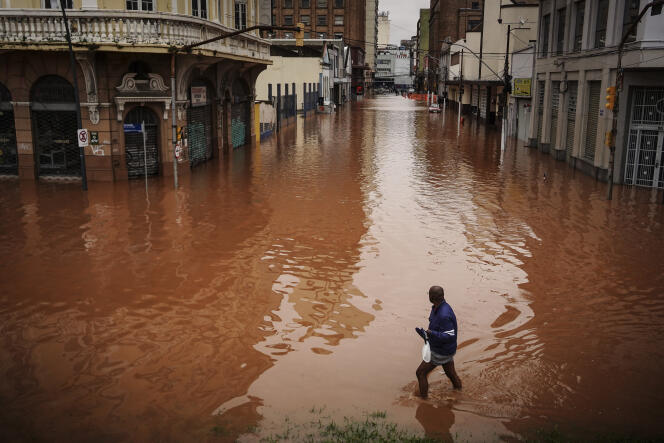 Un homme traverse une zone inondée par de fortes pluies à Porto Alegre, au Brésil, le vendredi 3 mai 2024.