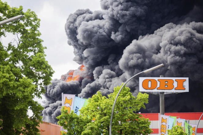 Des flammes et une épaisse fumée s’échappent de l’usine de Diehl Metal Applications à Berlin-Lichterfelde, le 3 mai 2024.