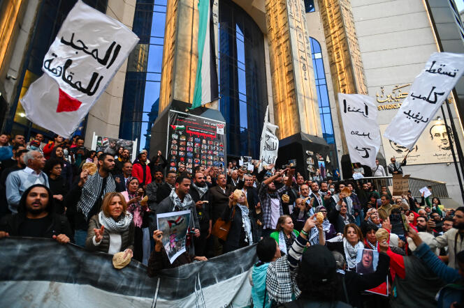 Des Egyptiens participent à une manifestation devant le Syndicat des journalistes et rompent leur jeûne avec du pain et de l’eau pour protester contre la famine de la population de Gaza, le 26 mars 2024, au Caire, en Egypte.