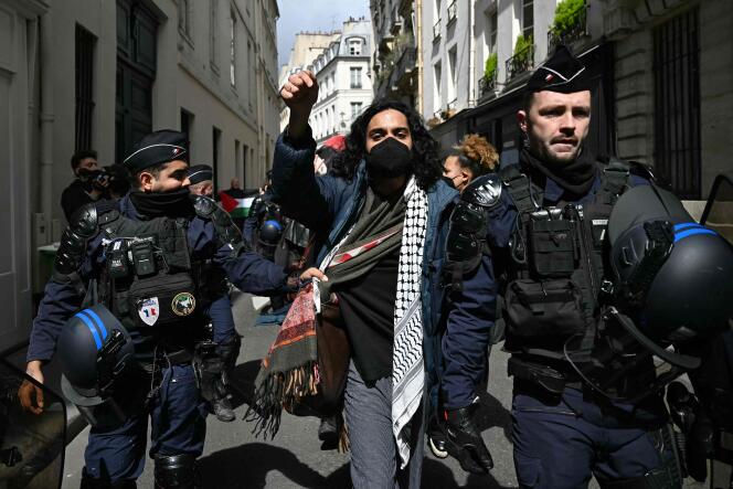 Un manifestant est escorté lors de l'évacuation d'un sit-in dans le hall d'entrée de Sciences Po Paris, le 3 mai 2024.