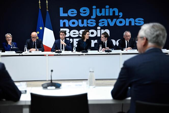 La tête de liste de la majorité présidentielle aux élections européeenes, Valérie Hayer (au centre), entourée, notamment, de l’ex-première ministre Elisabeth Borne, d’Edouard Philippe (Horizons), du chef du gouvernement, Gabriel Attal, et de François Bayrou (MoDem), à Paris, le 30 avril 2024.