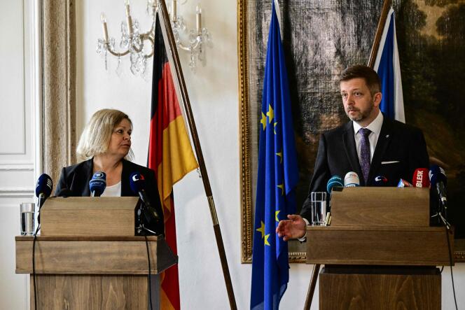 La ministre de l’intérieur allemande, Nancy Faeser, et son homologue tchèque, Vit Rakusan, le 3 mai à Prague. 