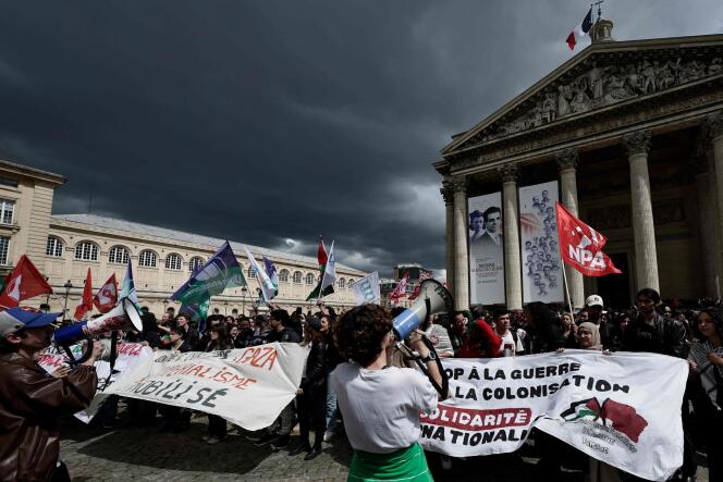 2024年5月2日、パリでパレスチナ人民を支援する複数の大学の学生によるデモに集まる人々。 