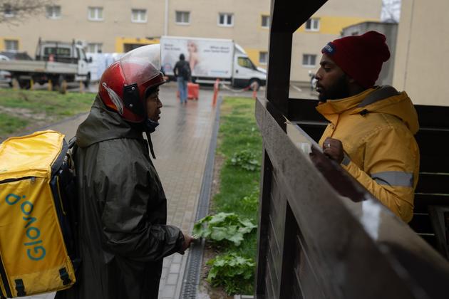 Sherpa Pemba, 32, from Nepal, and Sofonyas, 25, from Ethiopia, both delivery workers. Bucharest, March 13, 2024.