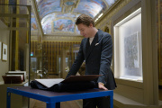 Klaus Mäkelä devant le manuscrit original de la « Neuvième », de Beethoven.